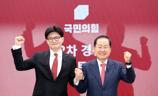 지난 23일 국민의힘 중앙당사에서 열린 2차 경선 토론회 미디어데이에서 한동훈 대선 경선 후보와 홍준표 대선 경선 후보가 맞수 토론 대상으로 지명을 한 후 기념 촬영하고 있다. [국회사진기자단]